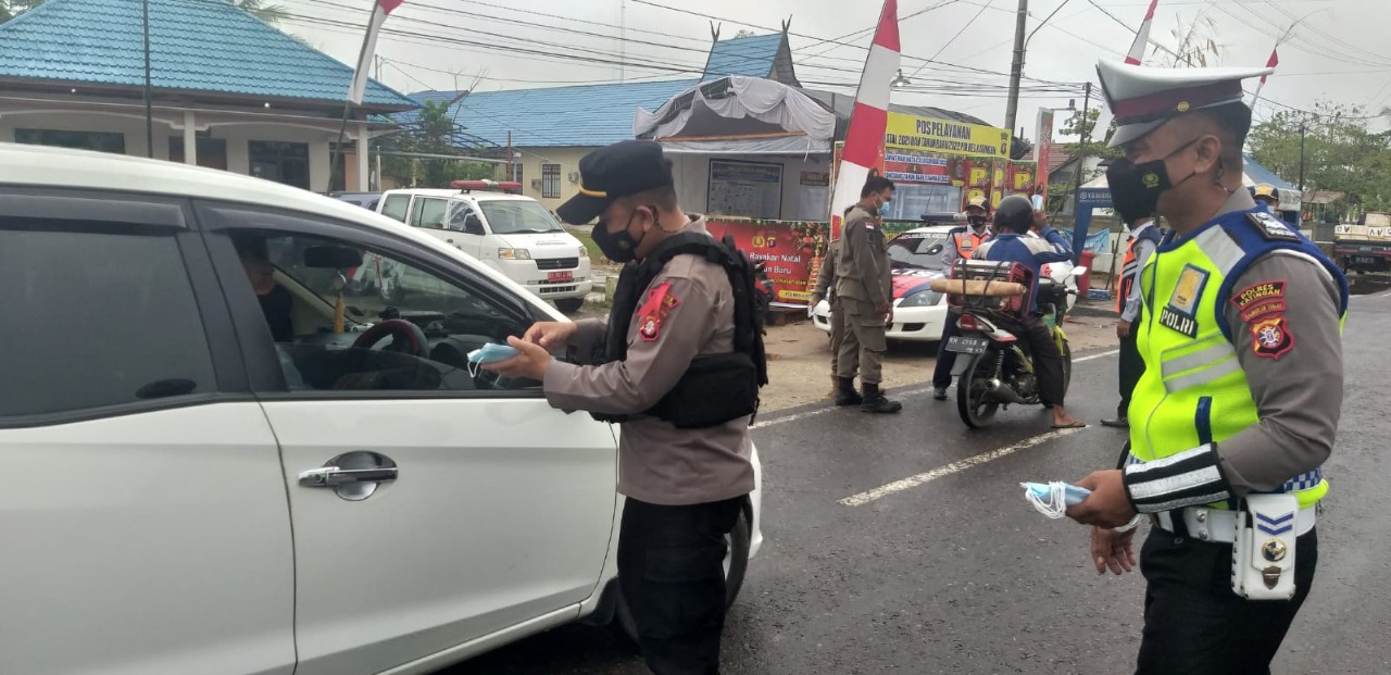 Petugas Bagi-Bagi Masker