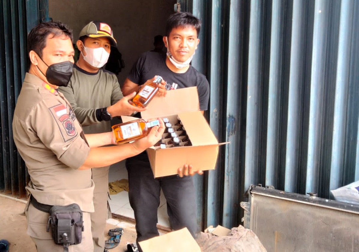 Gerebek Ruko Penjual Miras