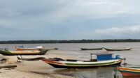 Cuaca buruk di perairan laut Kumai mengakibatkan banyak nelayan di Pesisir Terpadu Bugam Raya urung melaut