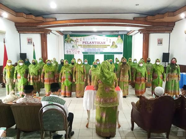 Ketua Pengurus Wilayah (PW) Muslimat Nahdlatul Ulama (NU) Provinsi Kalimantan Tengah (Kalteng) resmi melantik Ketua Pimpinan Cabang (PC) Muslimat NU Kotim