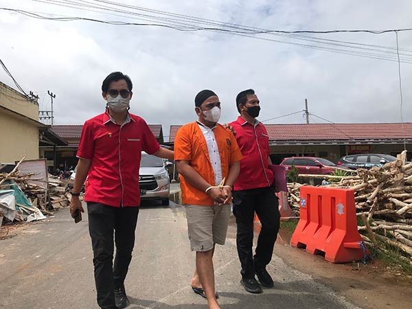 Tersangka pemalsuan Surat Izin Mengemudi (SIM) di Kabupaten Kapuas meraup uang jutaan rupiah