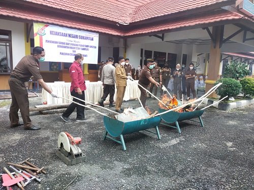 PEMUSNAHAN SUKAMARA Kejaksaan Negeri Sukamara lakukan pemusnahan barang bukti