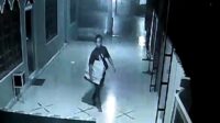 Pencuri Ampli Masjid Terekam CCTV Masih Dicari