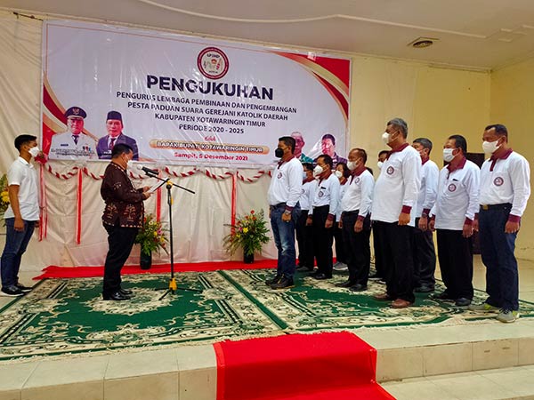 Bupati Kotawaringin Timur (Kotim) Halikinnor mengukuhkan pengurus Lembaga Pembinaan dan Pengembangan Pesta Paduan Suara Gerejani Katolik Daerah