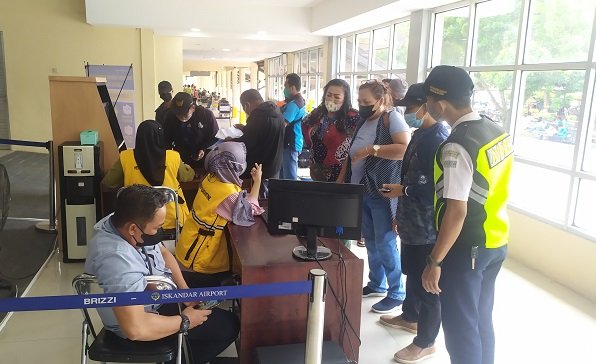 PENUMPANG PESAWAT ISKANDAR Belum Vaksin Lengkap Dilarang Terbang Selama Nataru