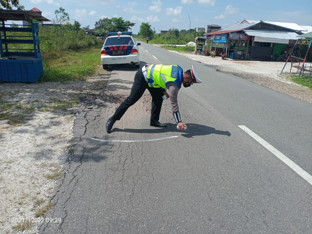 Polisi Tandai Jalanan Berlubang dengan Cat