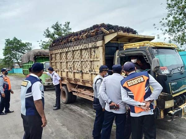 operasi gabungan untuk menertibkan angkutan berat yang melebihi tonase jalan