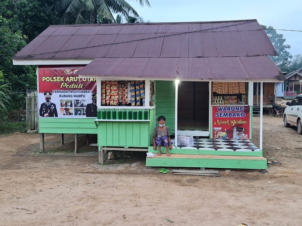 Kisah Nenek Sebatang Kara Di Usia Senja Polsek Aruta Bantu Renovasi Rumah dan Modal Usaha