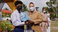 Ribuan Pelajar Kobar Terima Seragam Gratis
