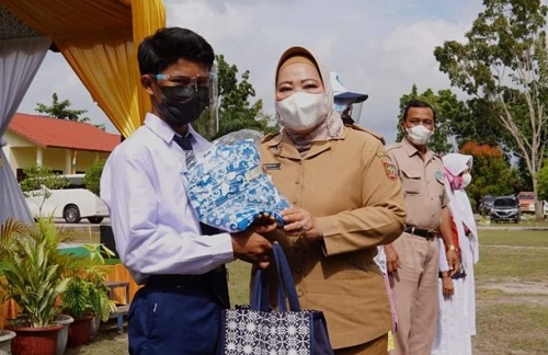Ribuan Pelajar Kobar Terima Seragam Gratis