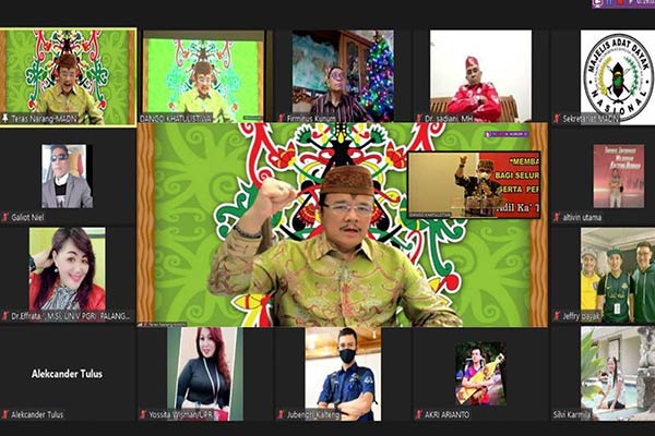 SILATURAHMI: Presiden pertama Majelis Adat Dayak Nasional Agustin Teras Narang saat mengikuti Silaturahmi Nasional Masyarakat Dayak yang digelar Forum Intelektual Dayak Nasional di Jakarta, Sabtu (11/12/2021). (ANTARA/HO-Tim Teras Narang)