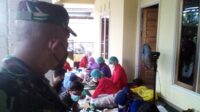 Personel Babinsa Koramil 1016-01 Pahandut Pelda Yulianto mendampingi petugas kesehatan melakukan vaksinasi secara door to door