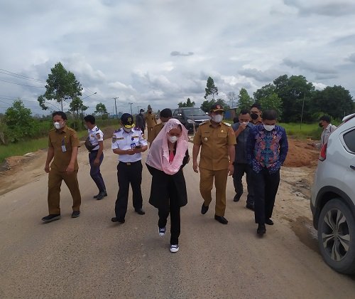 WAKIL BUPATI TINJAU JALAN KOLAM Jalan Kotawaringin Lama Digelontor Rp 85 Miliar