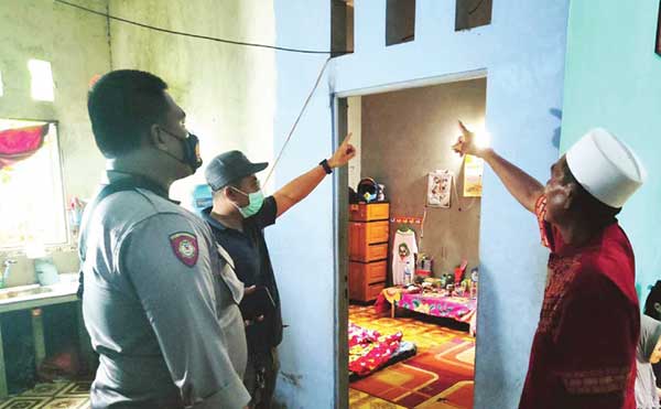 gantung diri di depan pintu kamar rumahnya Jalan HM Arsyad Sampit