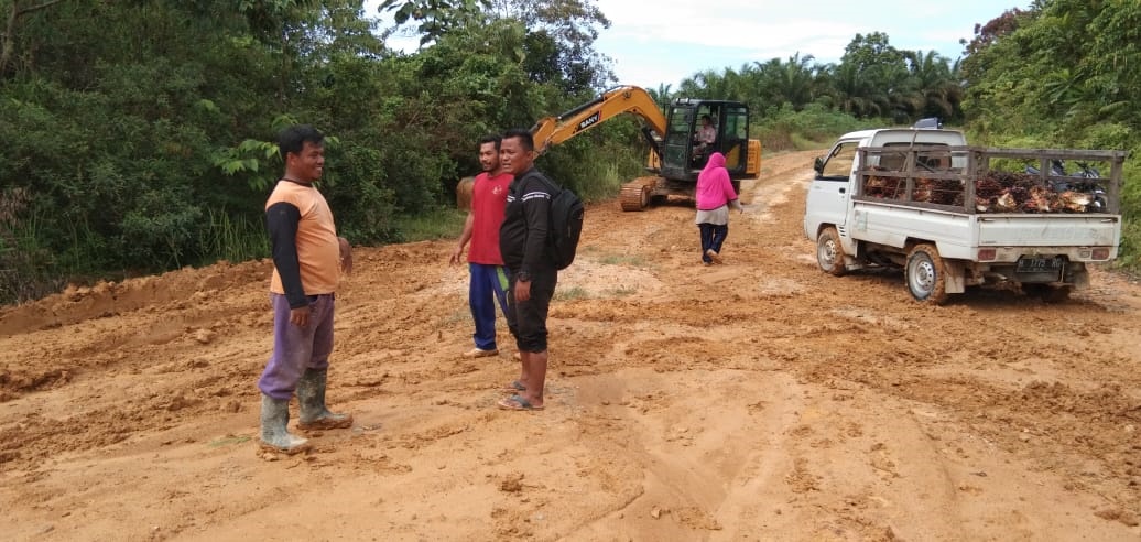 Apresiasi Petani Sawit Perbaiki Jalan Desa Nuangan