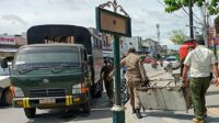 Satpol PP Kobar Angkut Lapak PKL Bandel