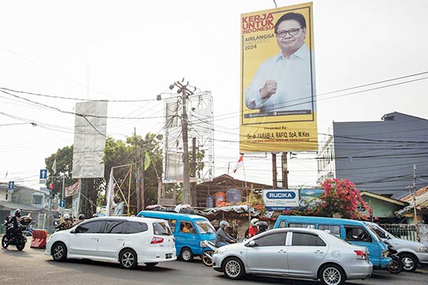 Maraknya baliho bergambar Ketua Umum Golkar Airlangga Hartarto menjadi sorotan di tengah elektabilitasnya sebagai calon presiden
