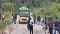 Ratusan masyarakat Gunung Mas (Gumas) memblokade jalan Kuala Kurun-Palangka Raya di Desa Tanjung Karitak