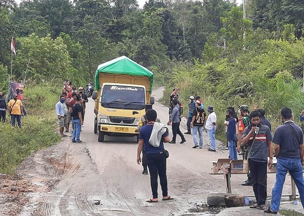 Ratusan masyarakat Gunung Mas (Gumas) memblokade jalan Kuala Kurun-Palangka Raya di Desa Tanjung Karitak