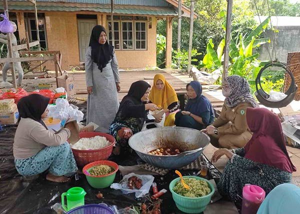 DAPUR-UMUM Masih tingginya rasa kemanusiaan diperlihatkan warga dalam musibah korban kebakaran Pasar Pundu
