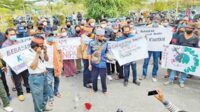 Sejumlah masyarakat dari Gerakan Solidaritas untuk Kinipan menggelar aksi damai