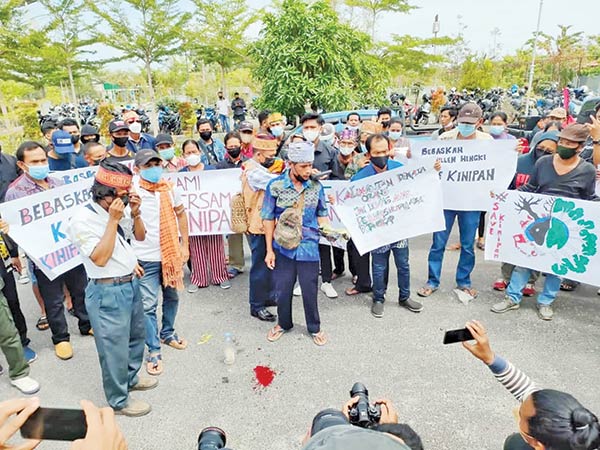 Sejumlah masyarakat dari Gerakan Solidaritas untuk Kinipan menggelar aksi damai