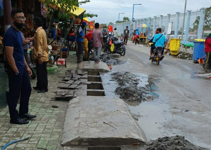 Sampah Sumbat Drainase Pasar Indrasari Kebanjiran