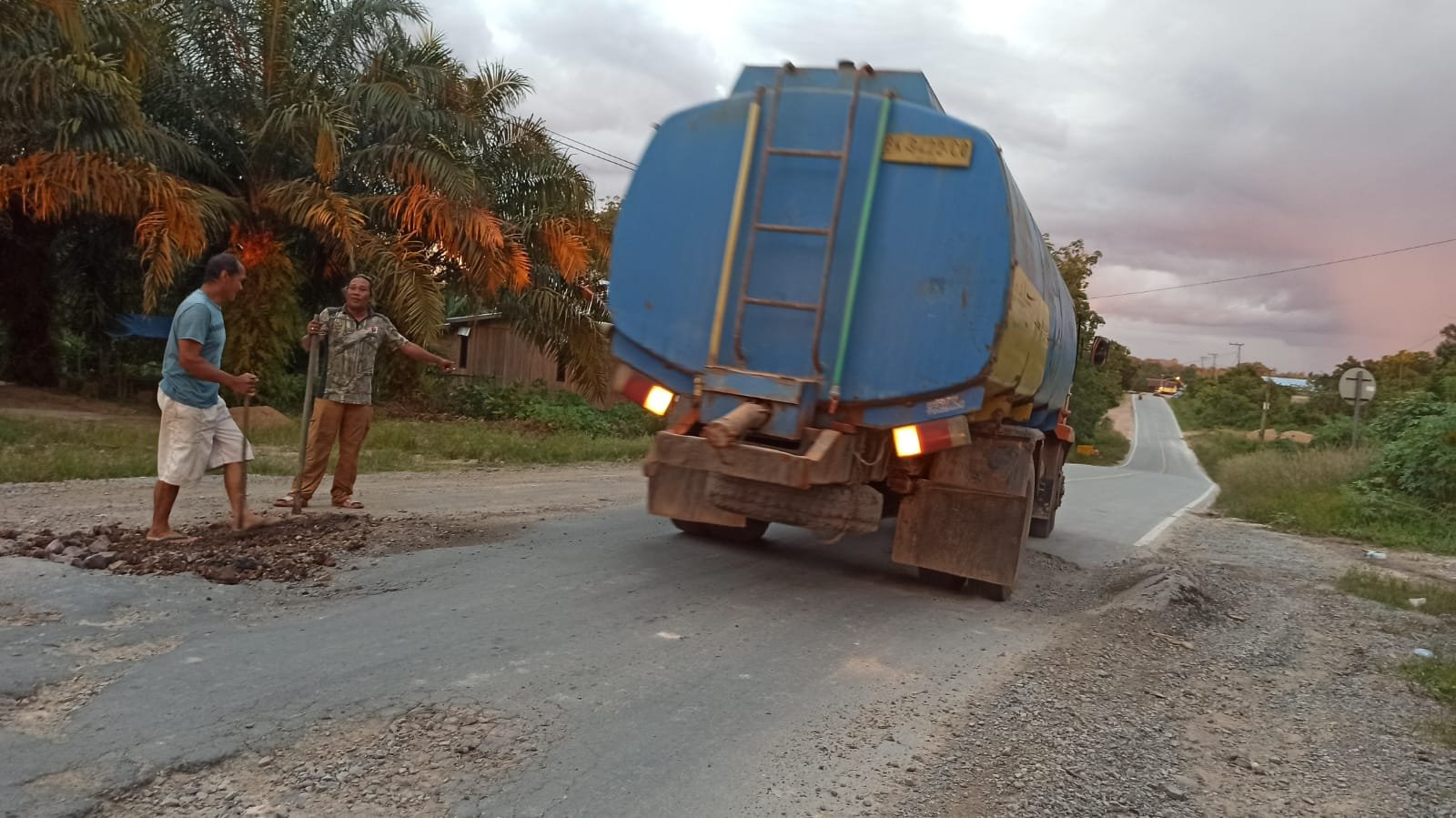 JALAN RUSAK LAMANDAU 2 Jalur Trans Kalimantan Arah Lamandau Membahayakan