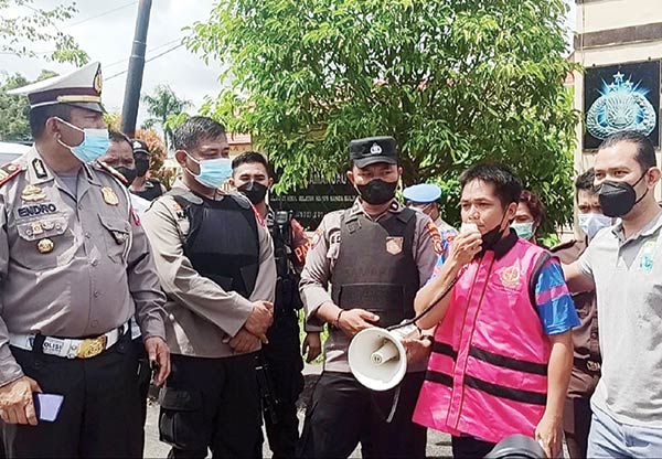 Puluhan warga Desa Kinipan benar-benar kembali mendatangi Polres Lamandau