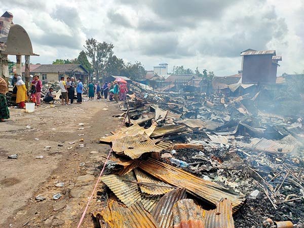 Musibah kebakaran yang melanda pasar tradisional di Desa Pundu Kecamatan Cempaga Hulu menyisakan nestapa bagi sejumlah korban