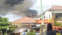 Dua Rumah dan Bangunan Sekolah