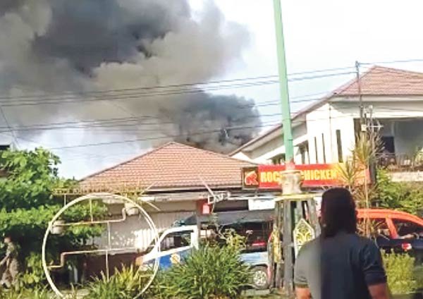 Dua Rumah dan Bangunan Sekolah