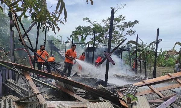 Rumah Warga Pasir Panjang Jadi Arang
