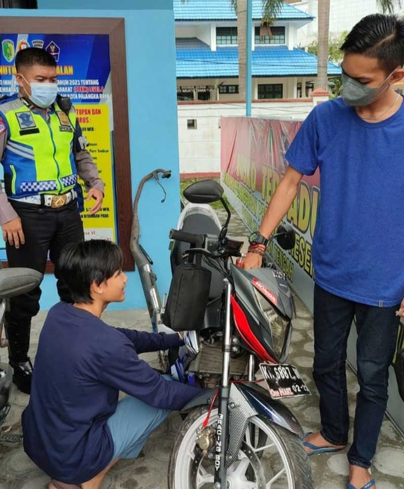 Nekat Naik Motor Knalpot Brong Siap-Siap Ditilang Polisi