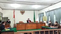 Tersangka kasus dugaan korupsi pungutan desa pembuatan Surat Pernyataan Tanah (SPT) di Desa Dadahup