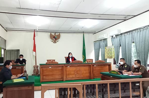 Tersangka kasus dugaan korupsi pungutan desa pembuatan Surat Pernyataan Tanah (SPT) di Desa Dadahup