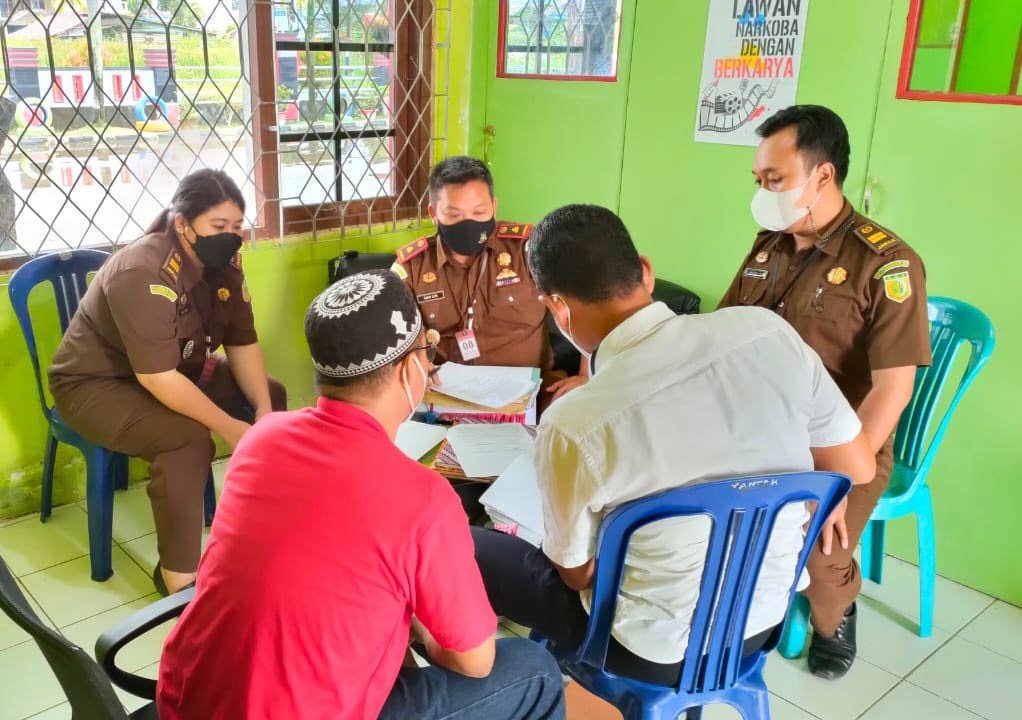 Kejaksaan Negeri Cabang Palingkau Kabupaten Kapuas menuntaskan penyidikan kasus tindak pidana korupsi pungutan desa