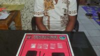 Abdul Lafif (45) tak berkutik saat rumahnya disatroni sejumlah polisi