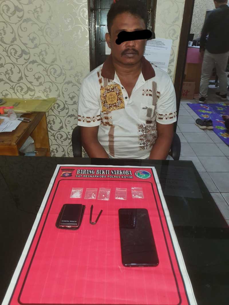 Abdul Lafif (45) tak berkutik saat rumahnya disatroni sejumlah polisi