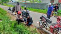 Pemuda Teler di Pinggir Jalan