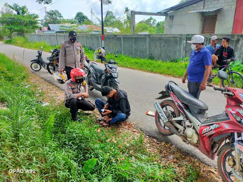 Pemuda Teler di Pinggir Jalan