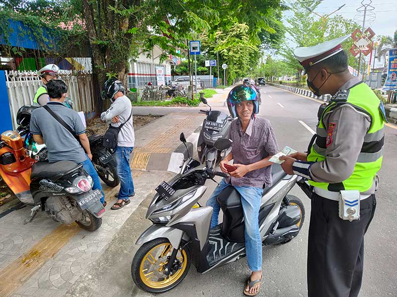 Nekat Melawan Arus Pemotor Ditilang Polantas
