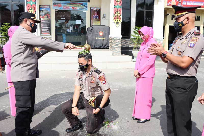 Kado Tahun Baru Puluhan Polisi Naik Pangkat