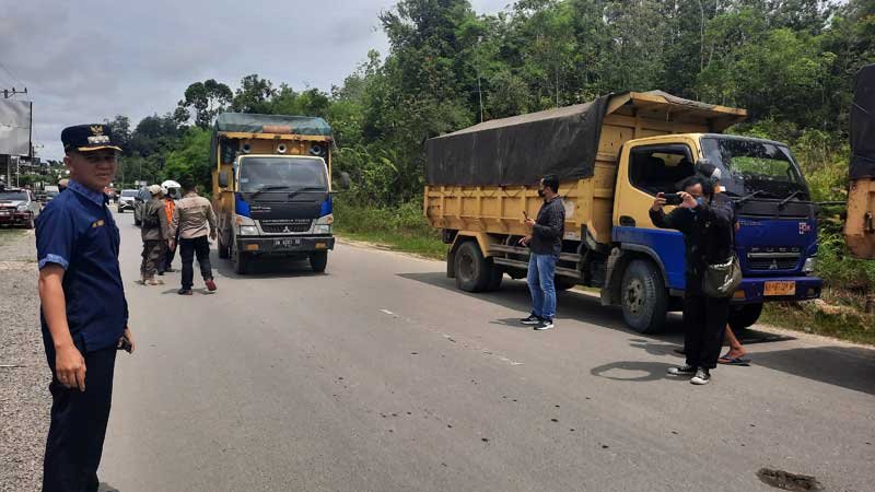 Menahan Belasan Truk,Bupati Gunung Mas