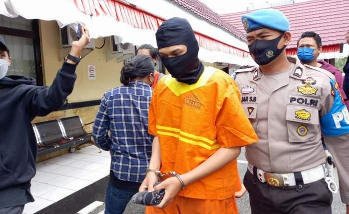 PAMER Mahasiswa Pamer Gambar Alat Kelamin