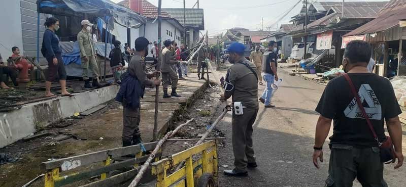 Lapak Pedagang Pasar Mingguan di tamiyang layang Ditertibkan
