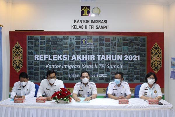 PASPOR Imigrasi Kelas II TPI Sampit menggelar rilis terkait capaian kinerja selama 2021 serta target kinerja 2022 yang dilaksanakan di Aula Kantor Imigrasi Kelas II TPI Sampit