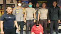 Bunuh Paman Dengan Pisau Dapur