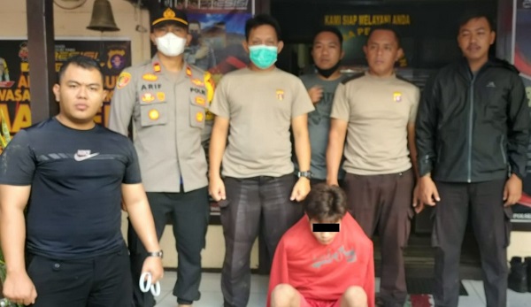 Bunuh Paman Dengan Pisau Dapur