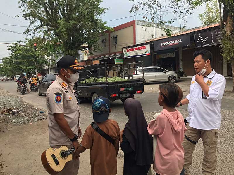 PENGAMEN Pengamen Cilik Digaruk Satpol PP